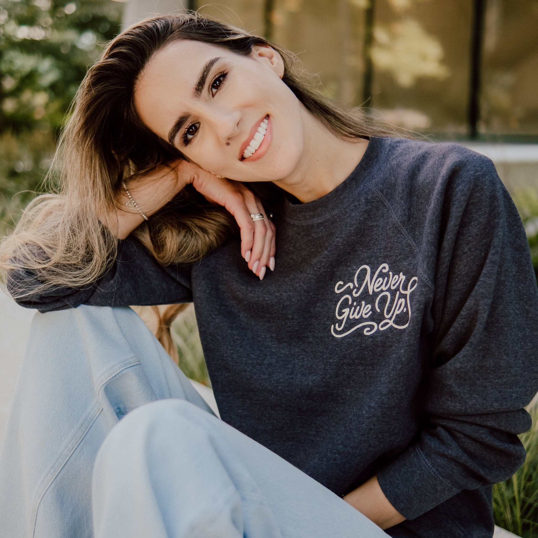 EMBROIDERED NEVER GIVE UP. NAVY PULLOVER