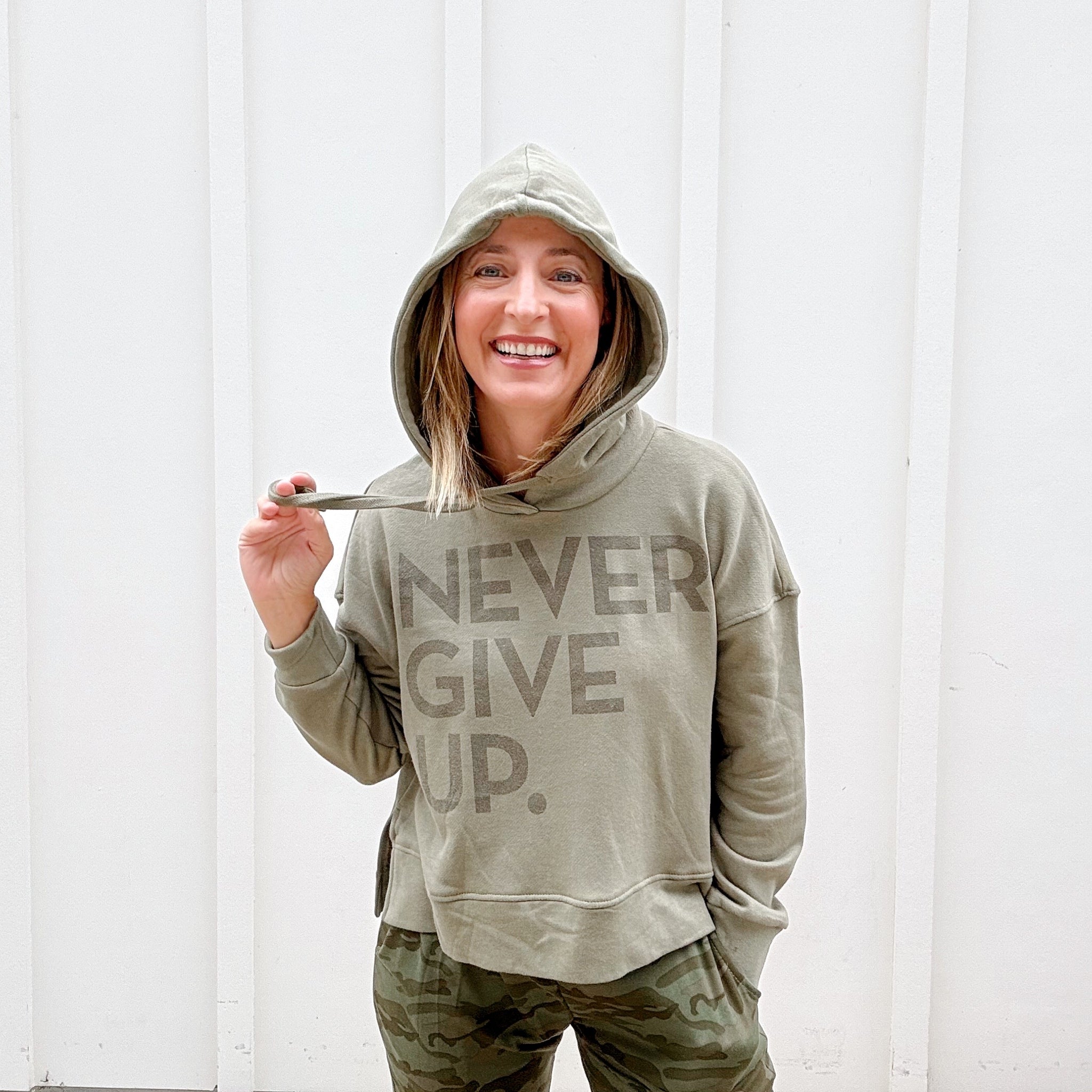 OLIVE TONAL ESSENTIAL NEVER GIVE UP. HOODIE
