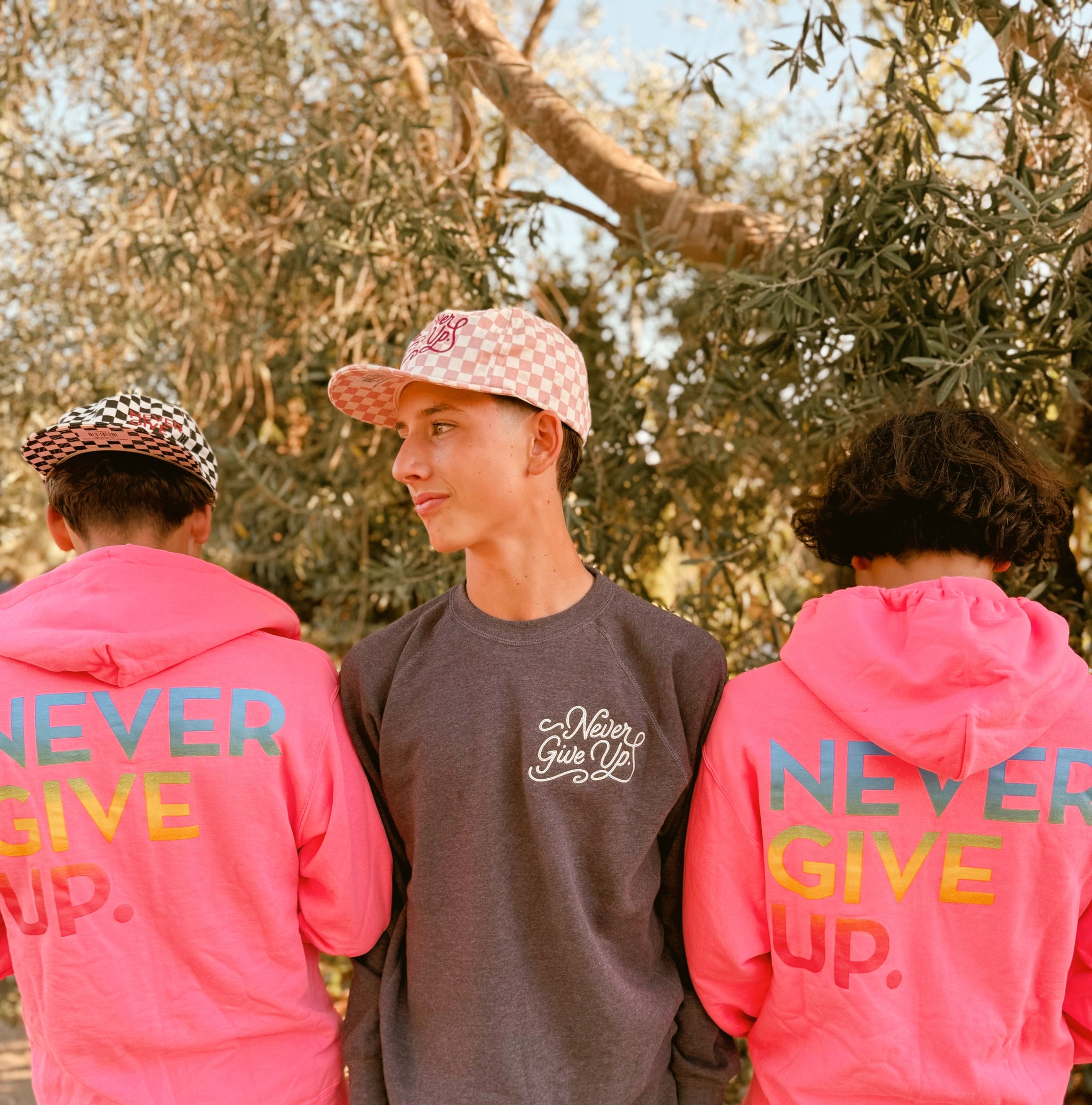 EMBROIDERED NEVER GIVE UP. NAVY PULLOVER