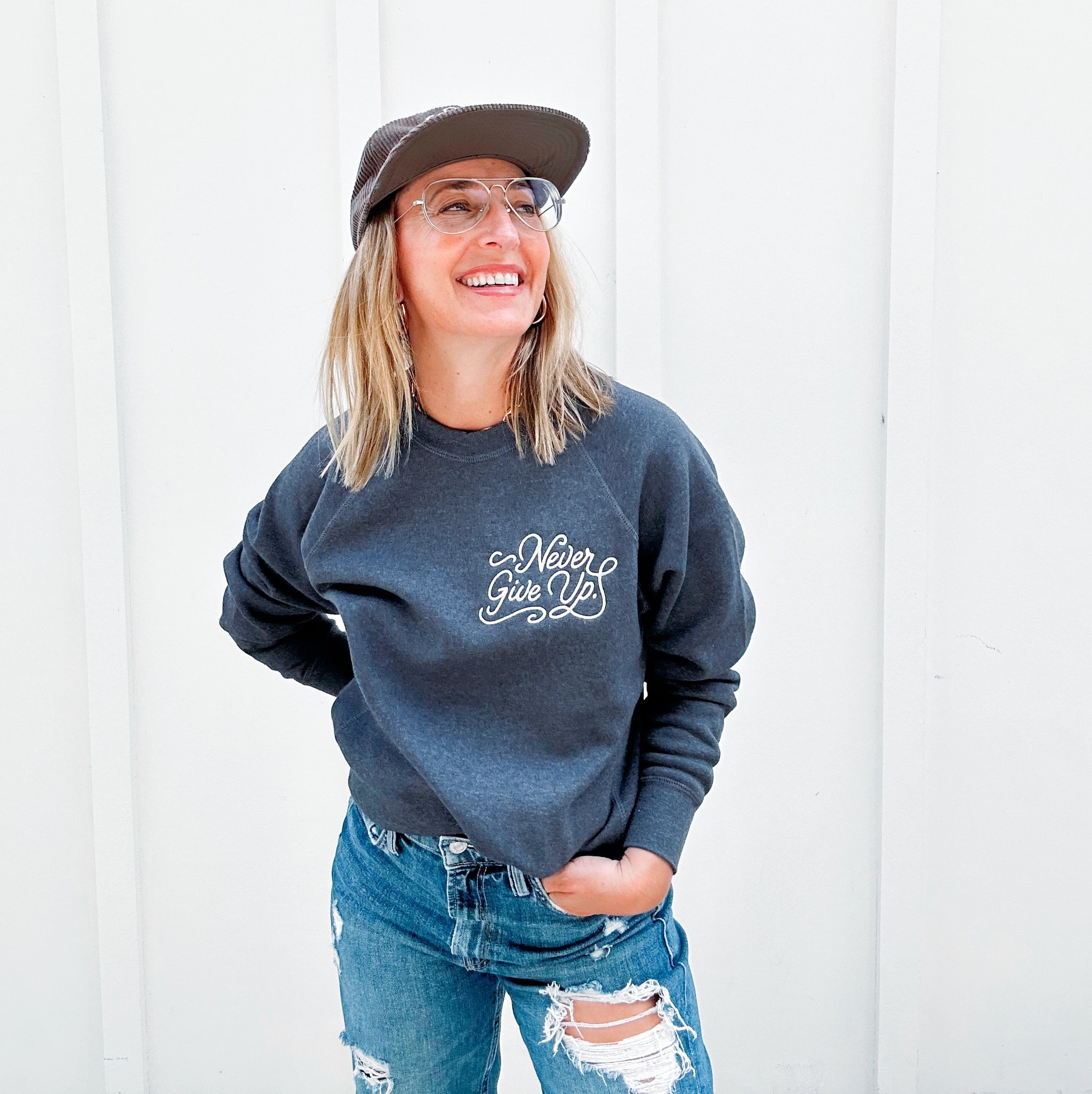 EMBROIDERED NEVER GIVE UP. NAVY PULLOVER