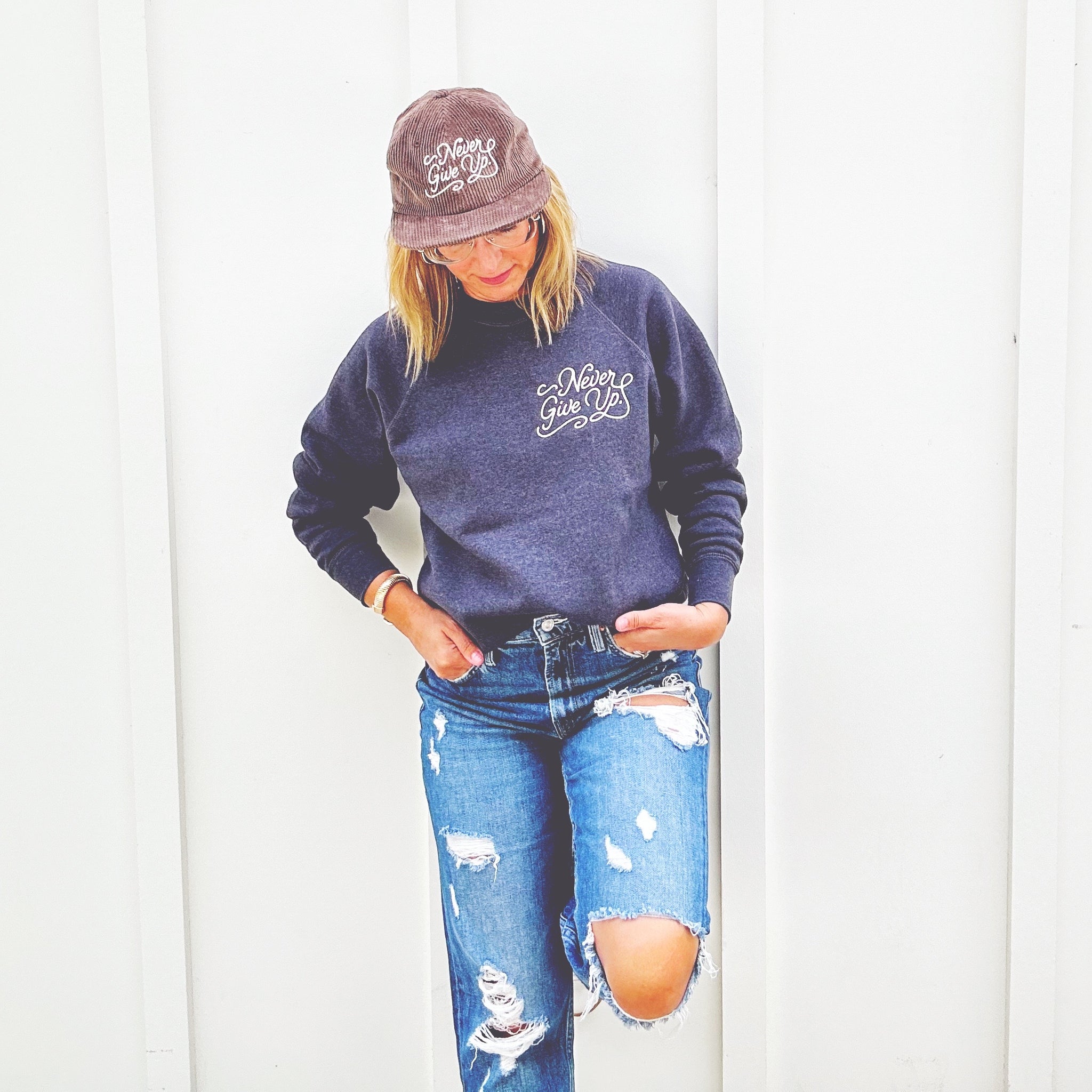 EMBROIDERED NEVER GIVE UP. NAVY PULLOVER