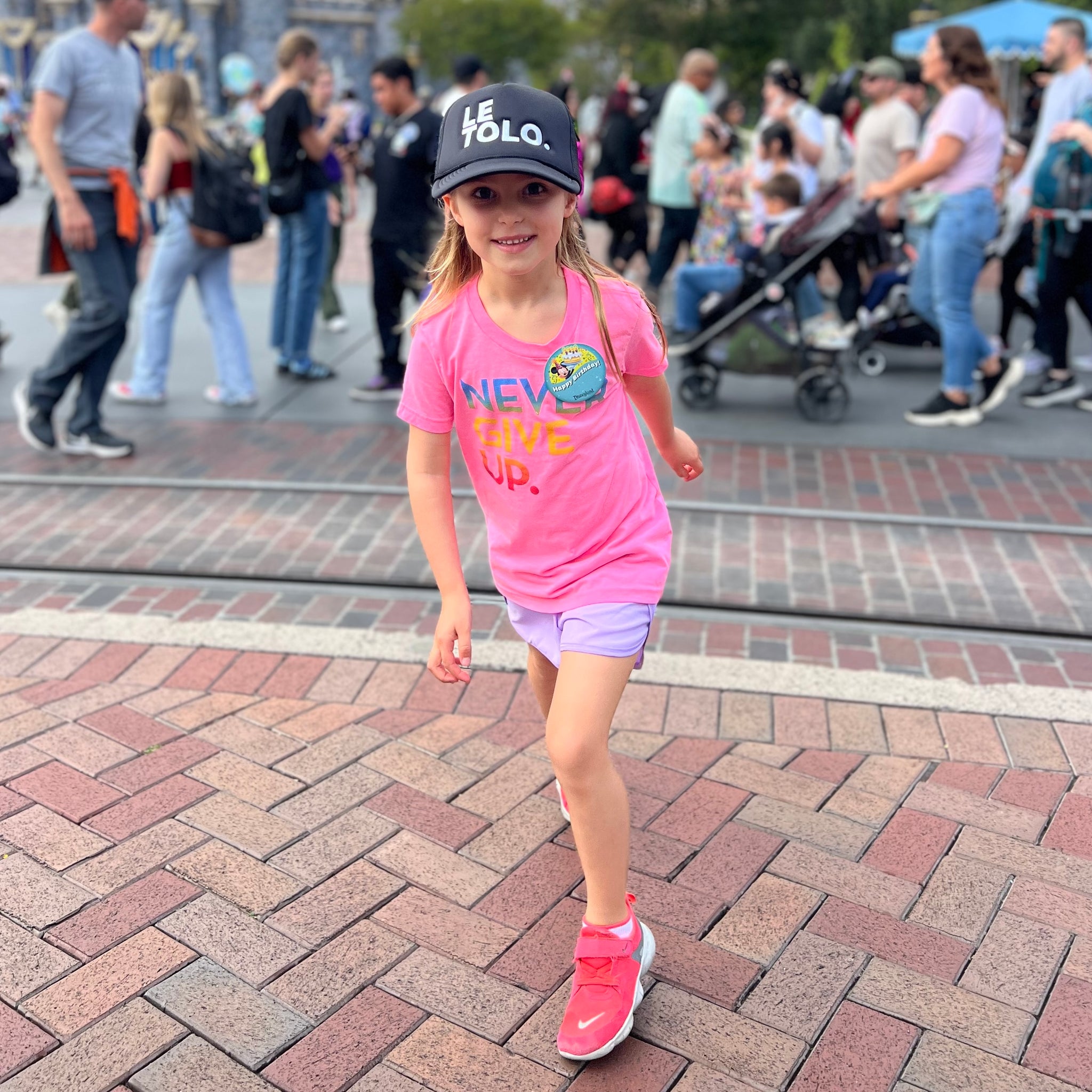 NEON PINK SIGNATURE NEVER GIVE UP. TEE