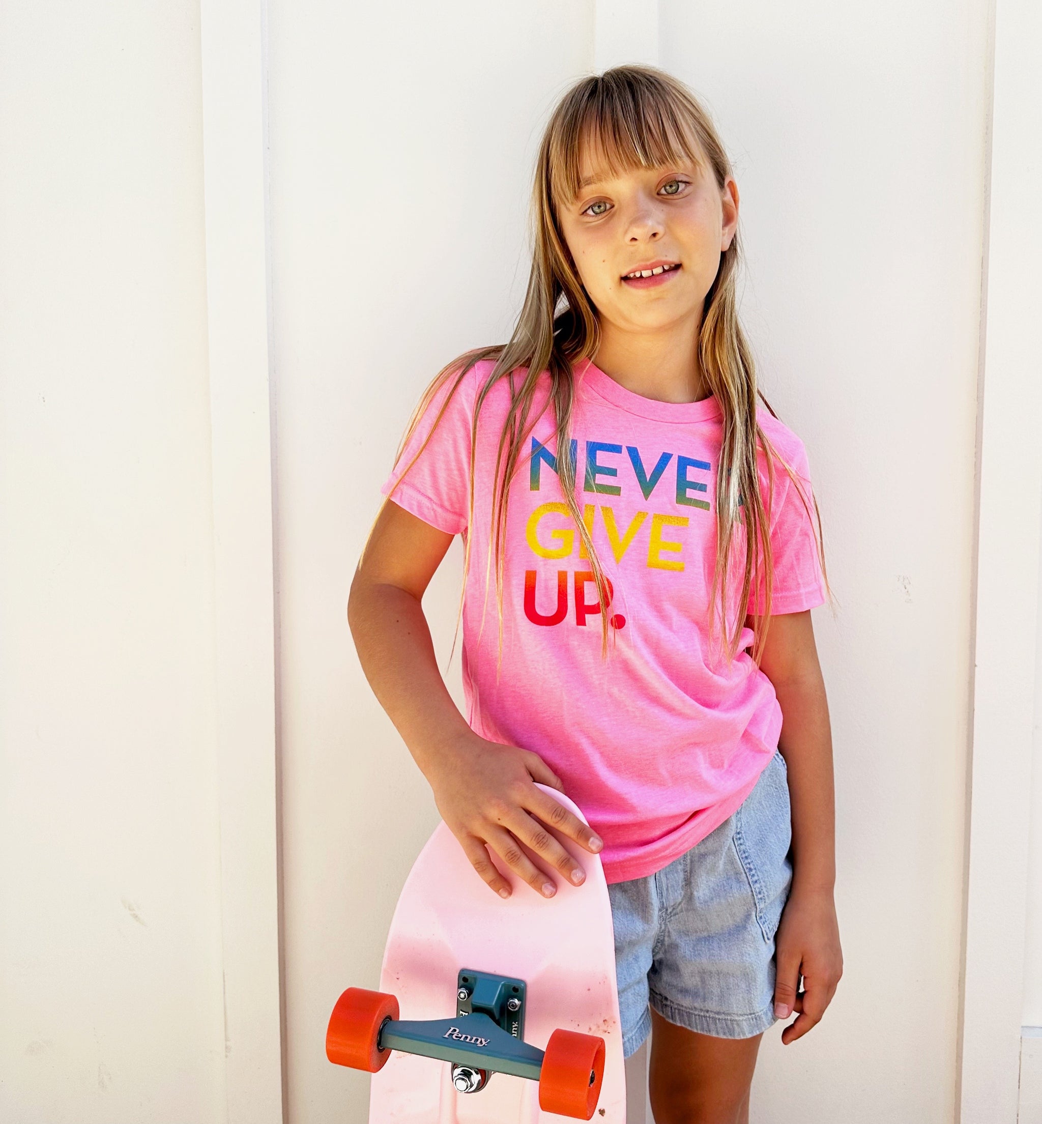 NEON PINK SIGNATURE NEVER GIVE UP. TEE
