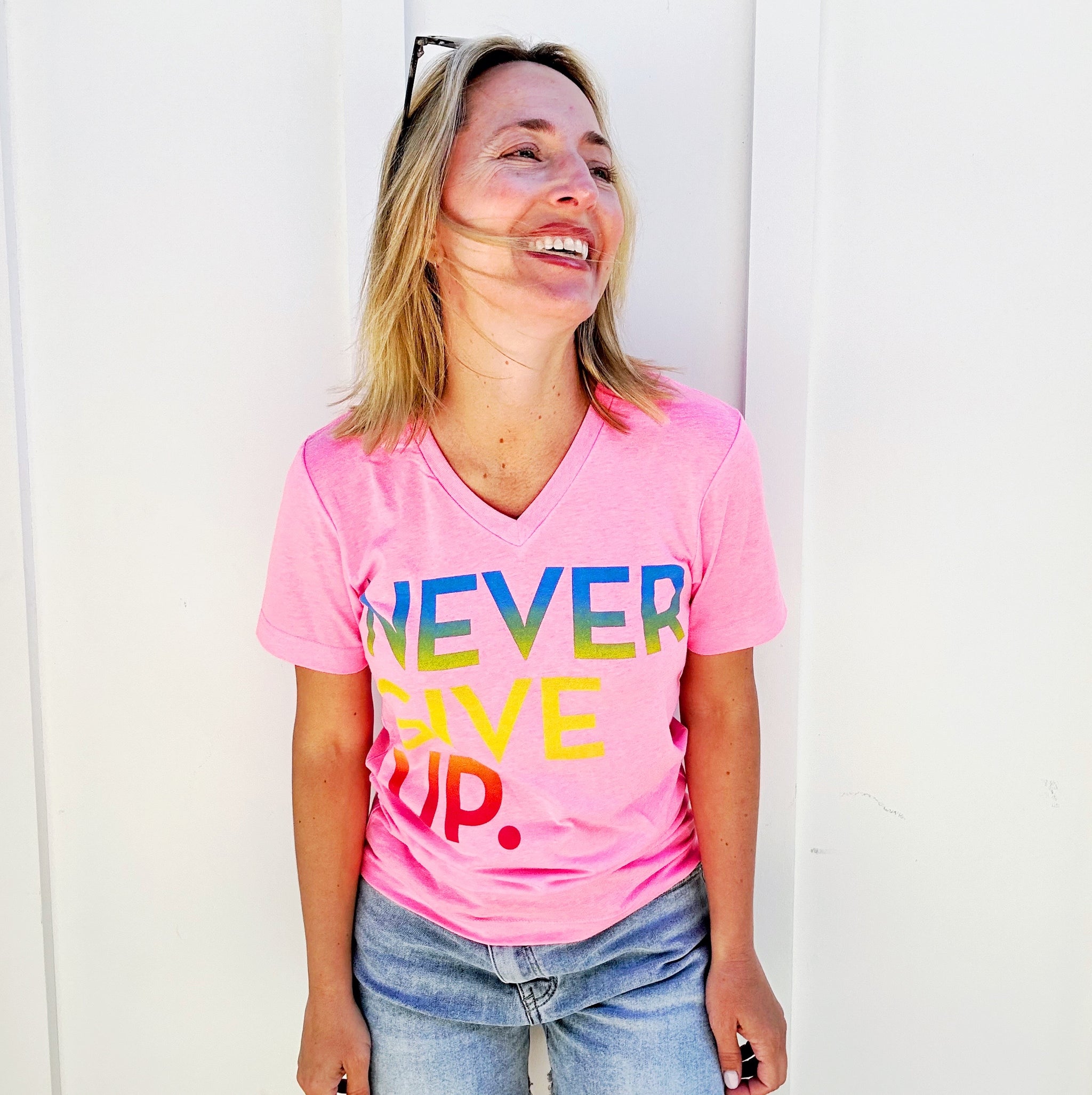 NEON PINK SIGNATURE NEVER GIVE UP. TEE