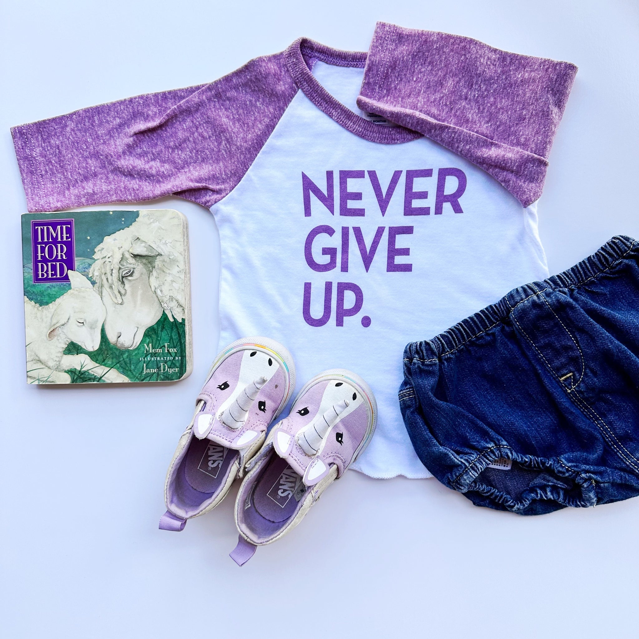 RAGLAN NEVER GIVE UP. BABY TEE