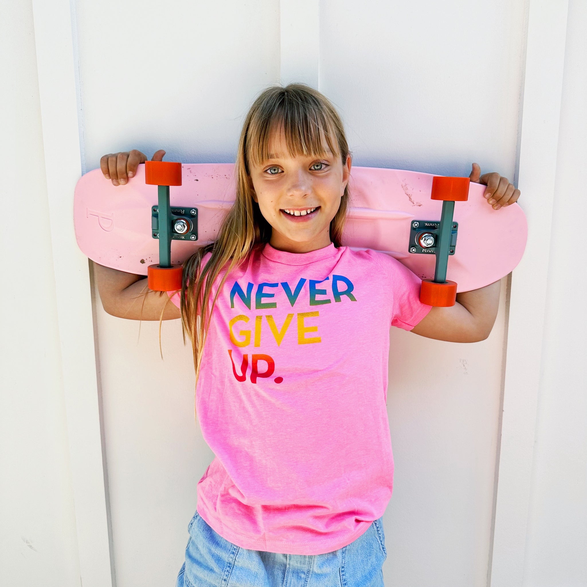 NEON PINK SIGNATURE NEVER GIVE UP. TEE