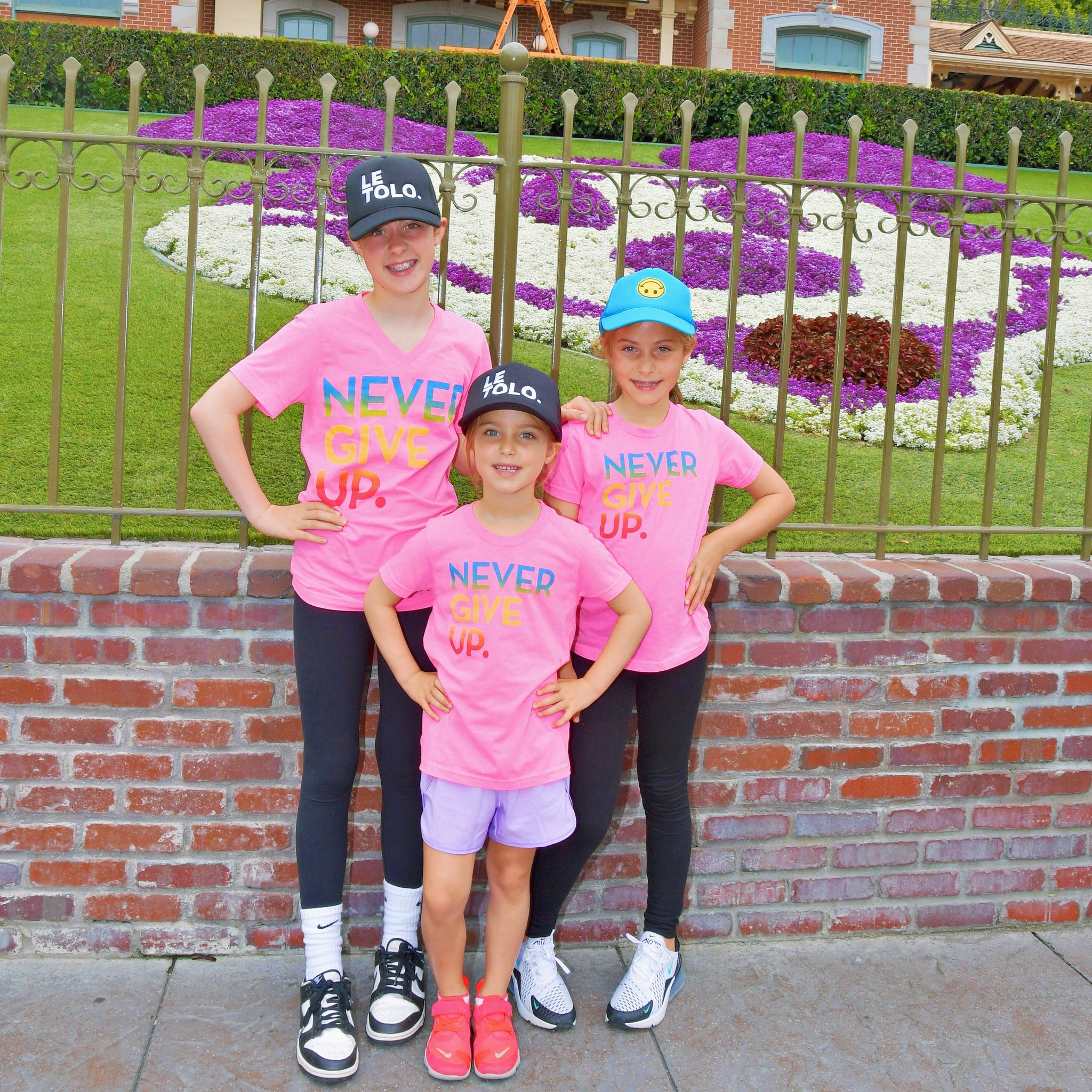 NEON PINK SIGNATURE NEVER GIVE UP. TEE