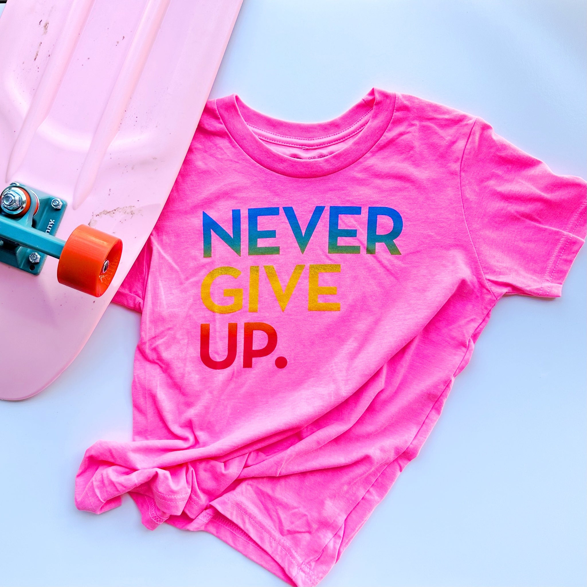 NEON PINK SIGNATURE NEVER GIVE UP. TEE