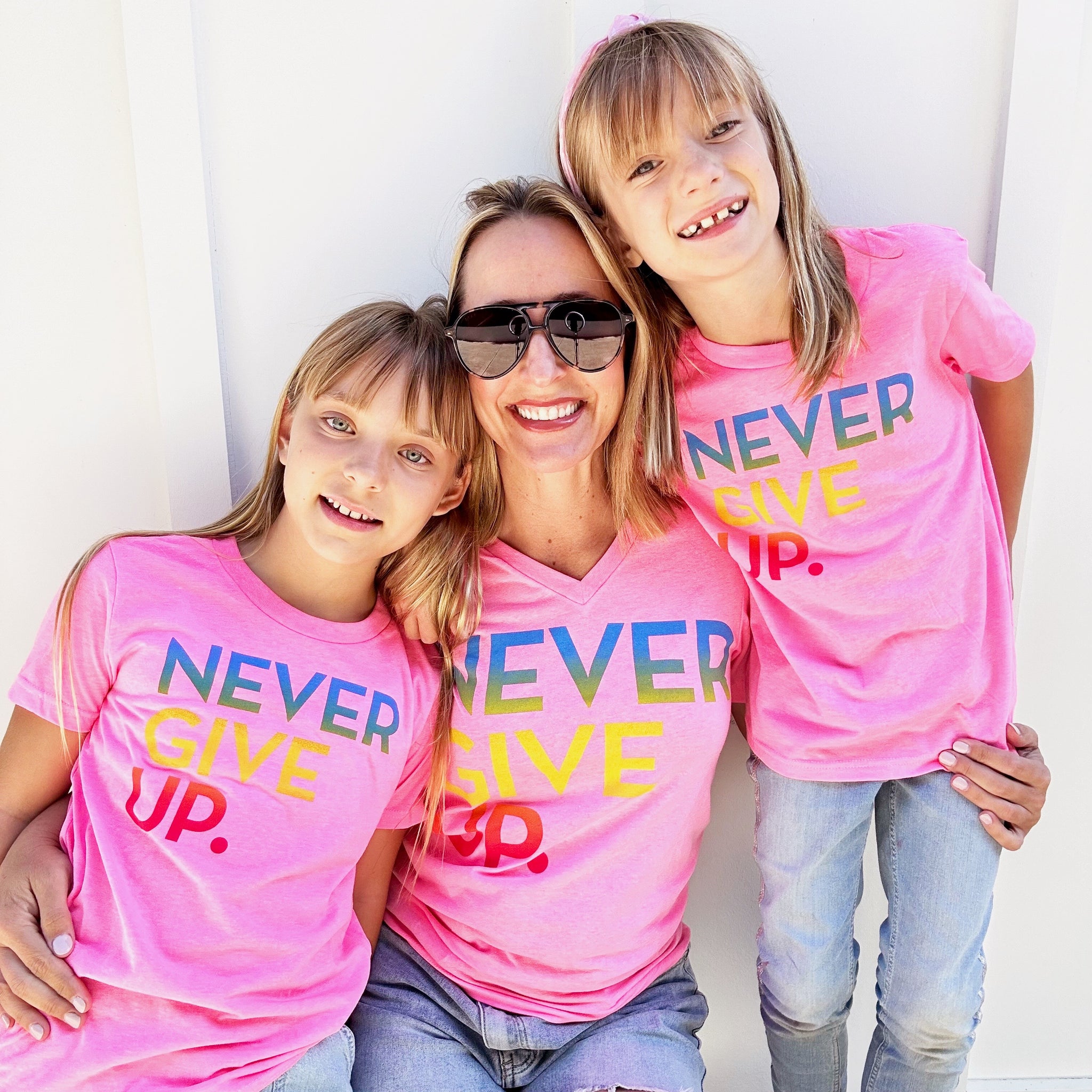 NEON PINK SIGNATURE NEVER GIVE UP. TEE