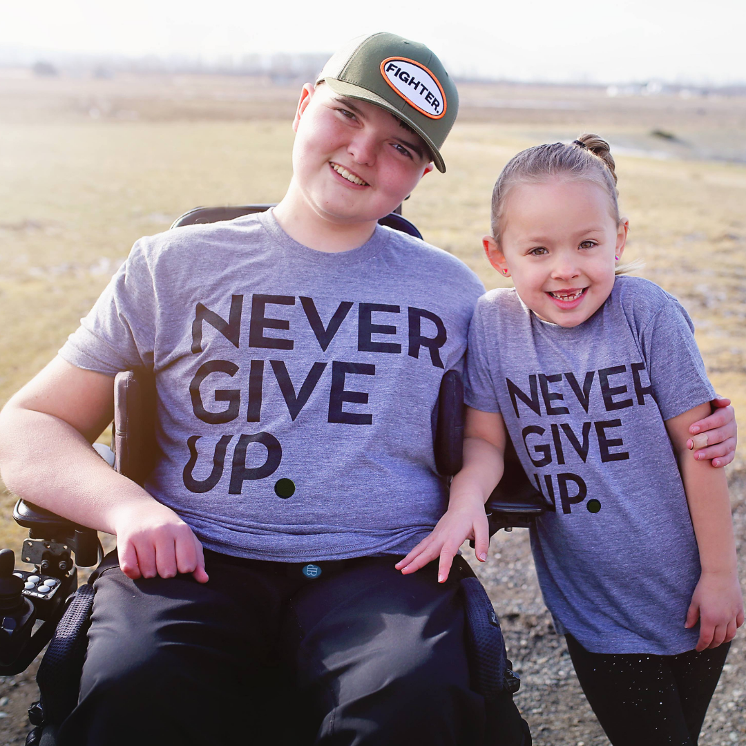 UNISEX SIGNATURE NEVER GIVE UP. TEE