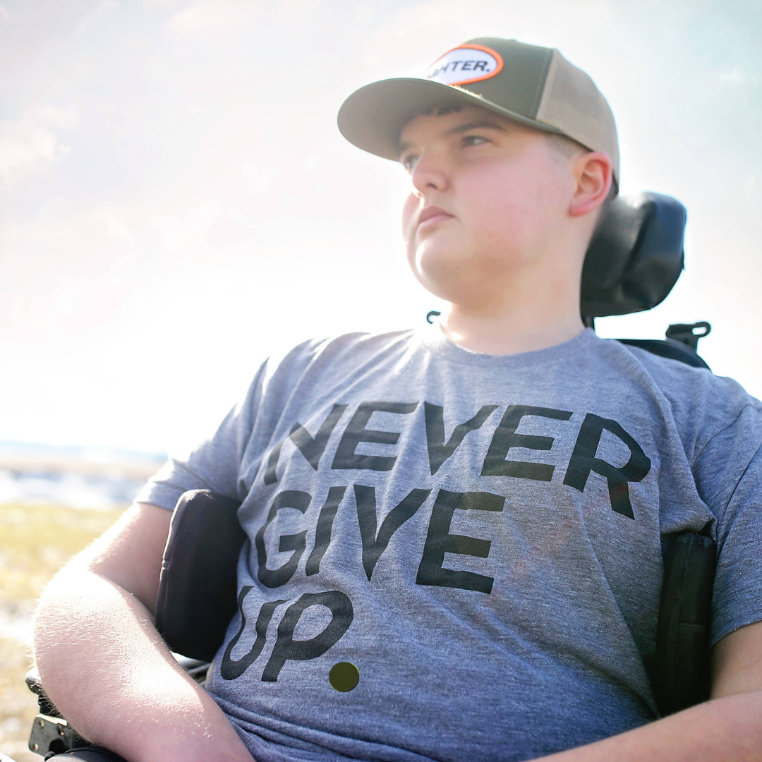 UNISEX SIGNATURE NEVER GIVE UP. TEE