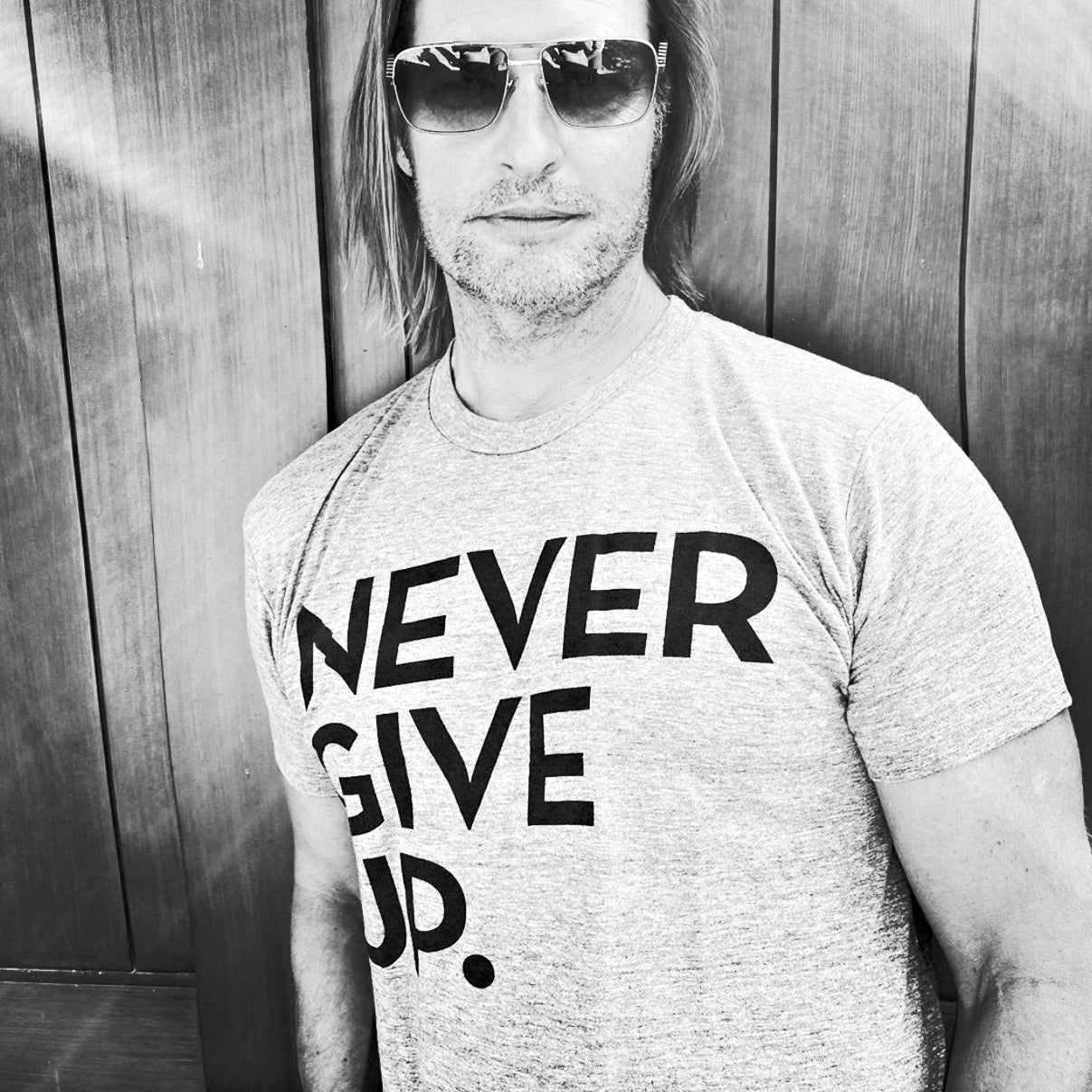 UNISEX SIGNATURE NEVER GIVE UP. TEE