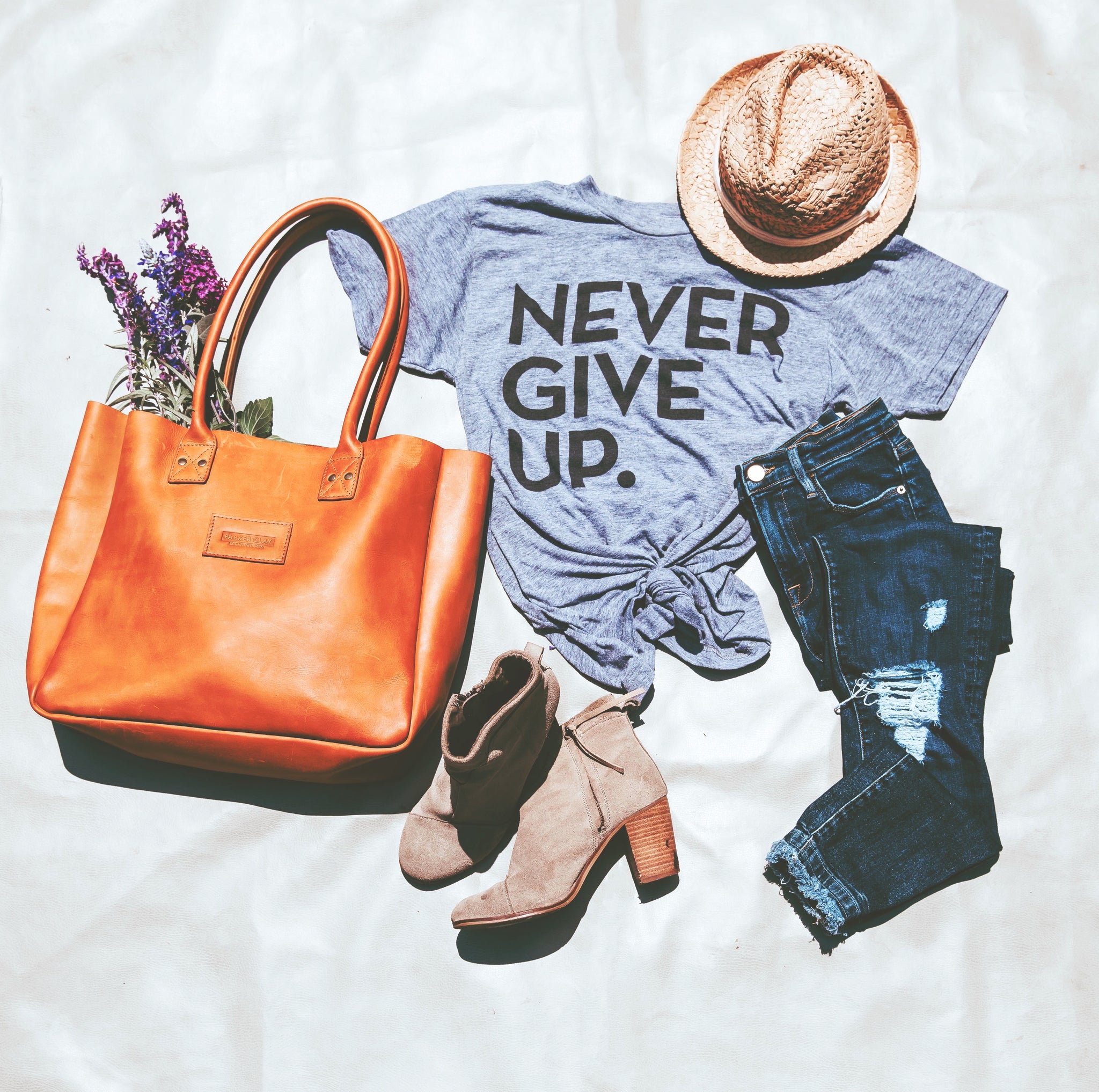 UNISEX SIGNATURE NEVER GIVE UP. TEE