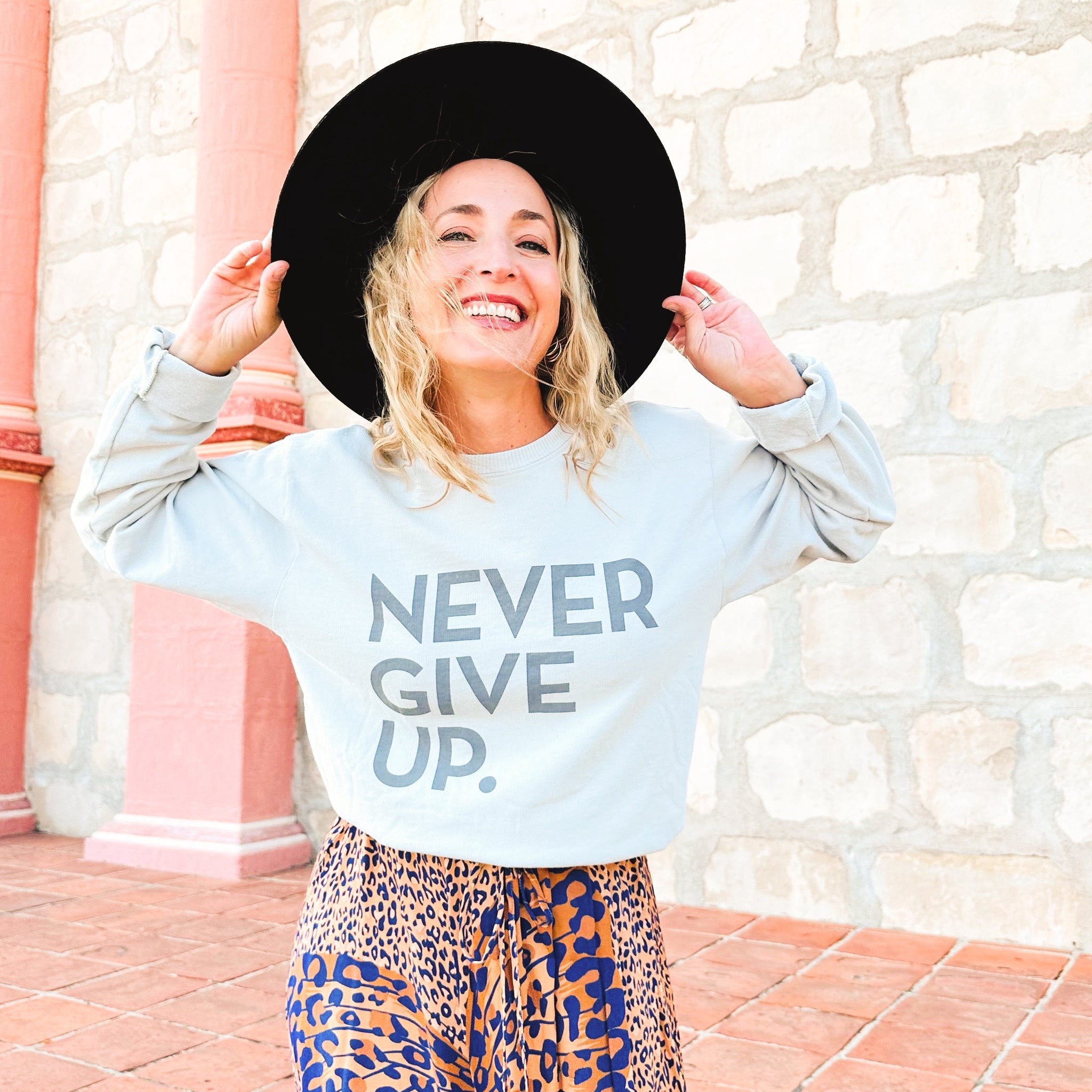 NEVER GIVE UP. GLACIER GRAY PULLOVER