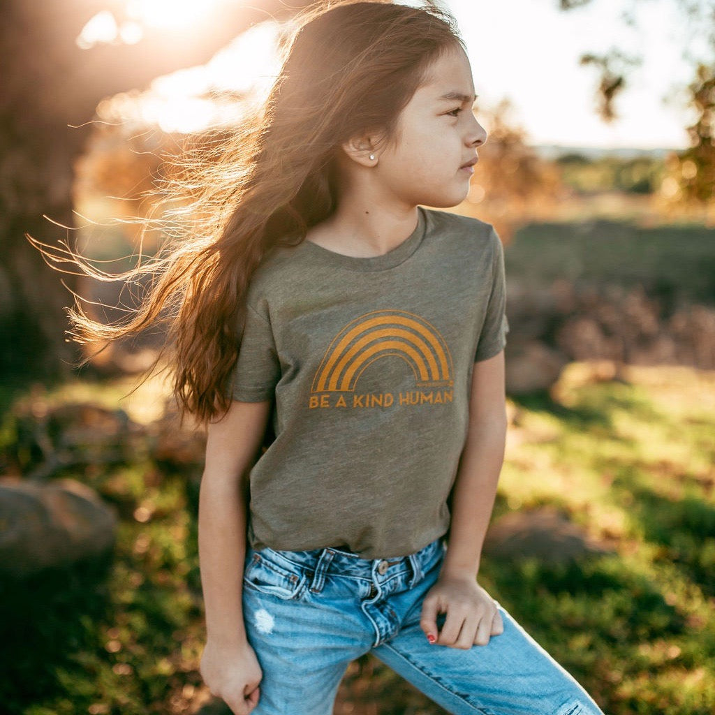KIDS BE A KIND HUMAN TEE (OLIVE)