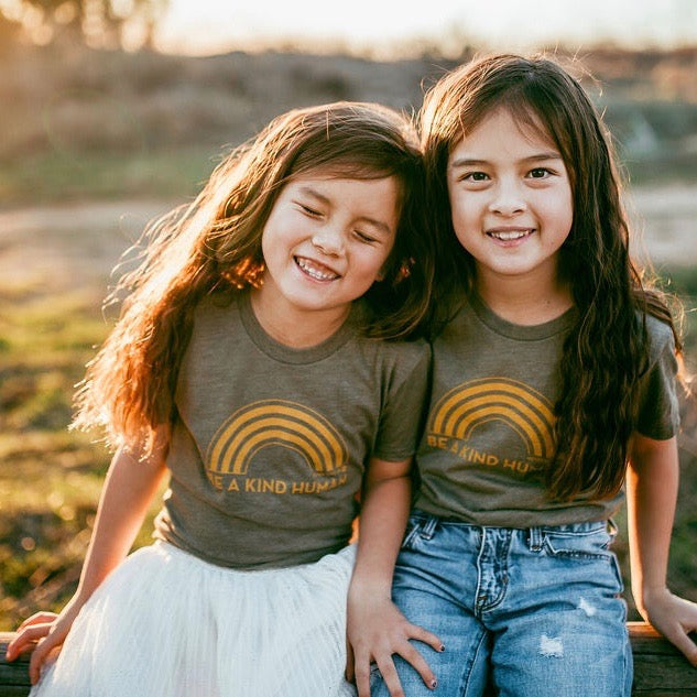 KIDS BE A KIND HUMAN TEE (OLIVE)