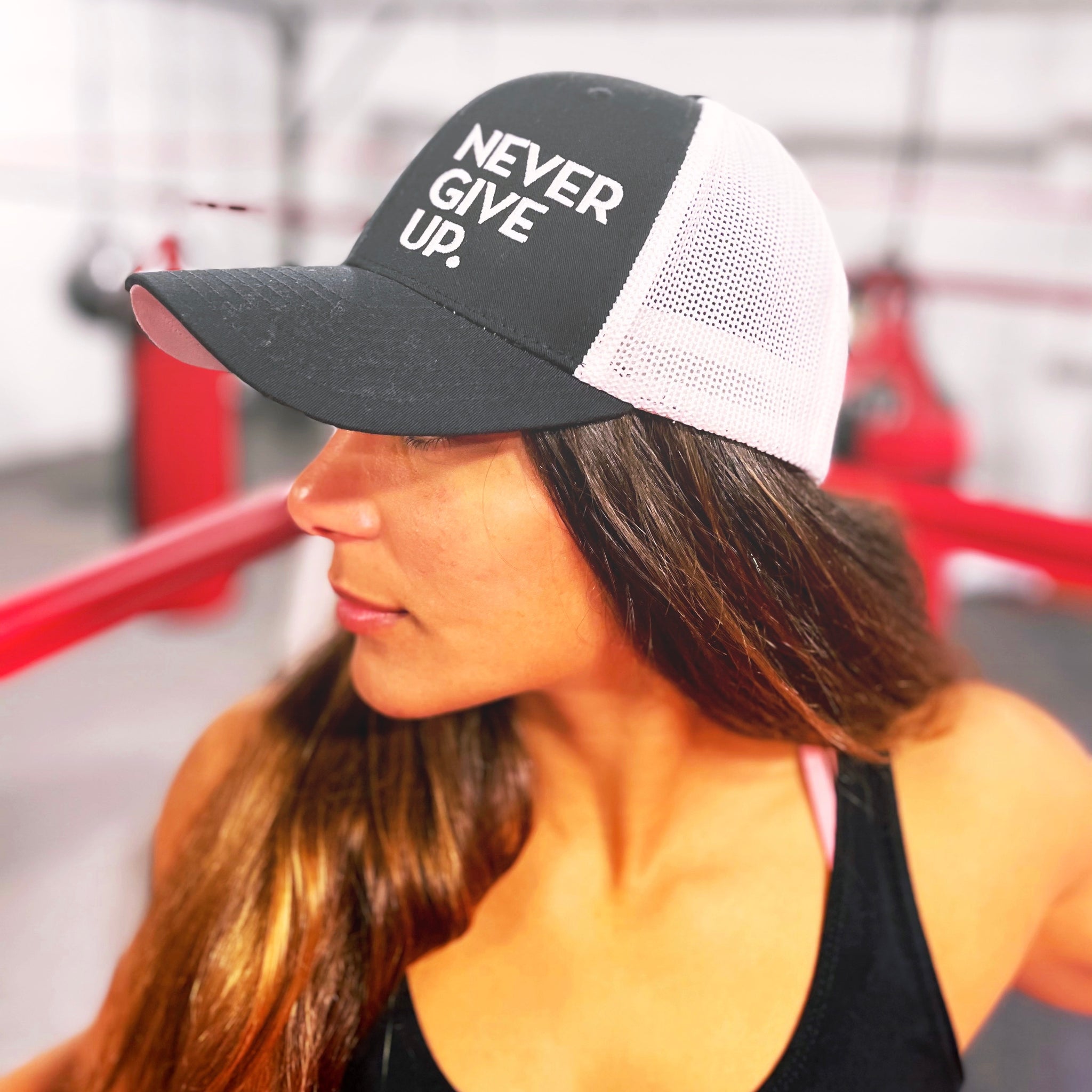 NEVER GIVE UP. HAT (BLACK/WHITE)