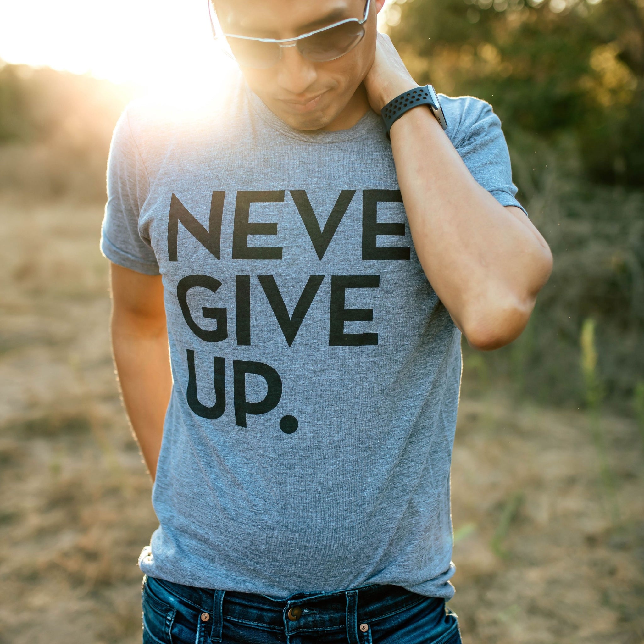 UNISEX SIGNATURE NEVER GIVE UP. TEE