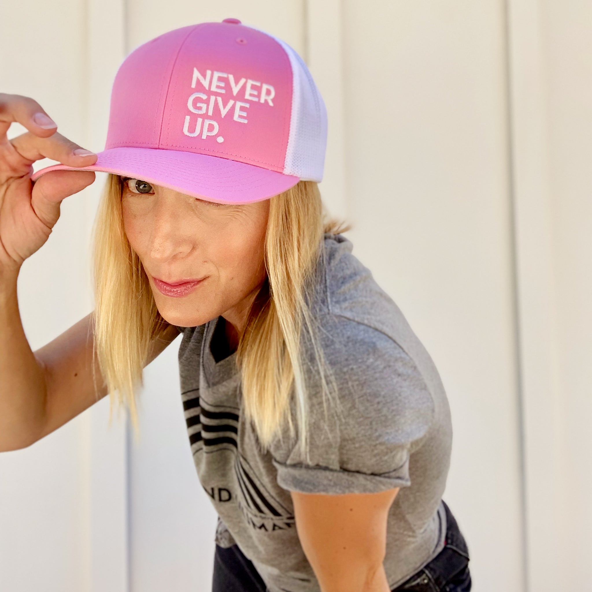 NEVER GIVE UP. HAT (PINK/WHITE)