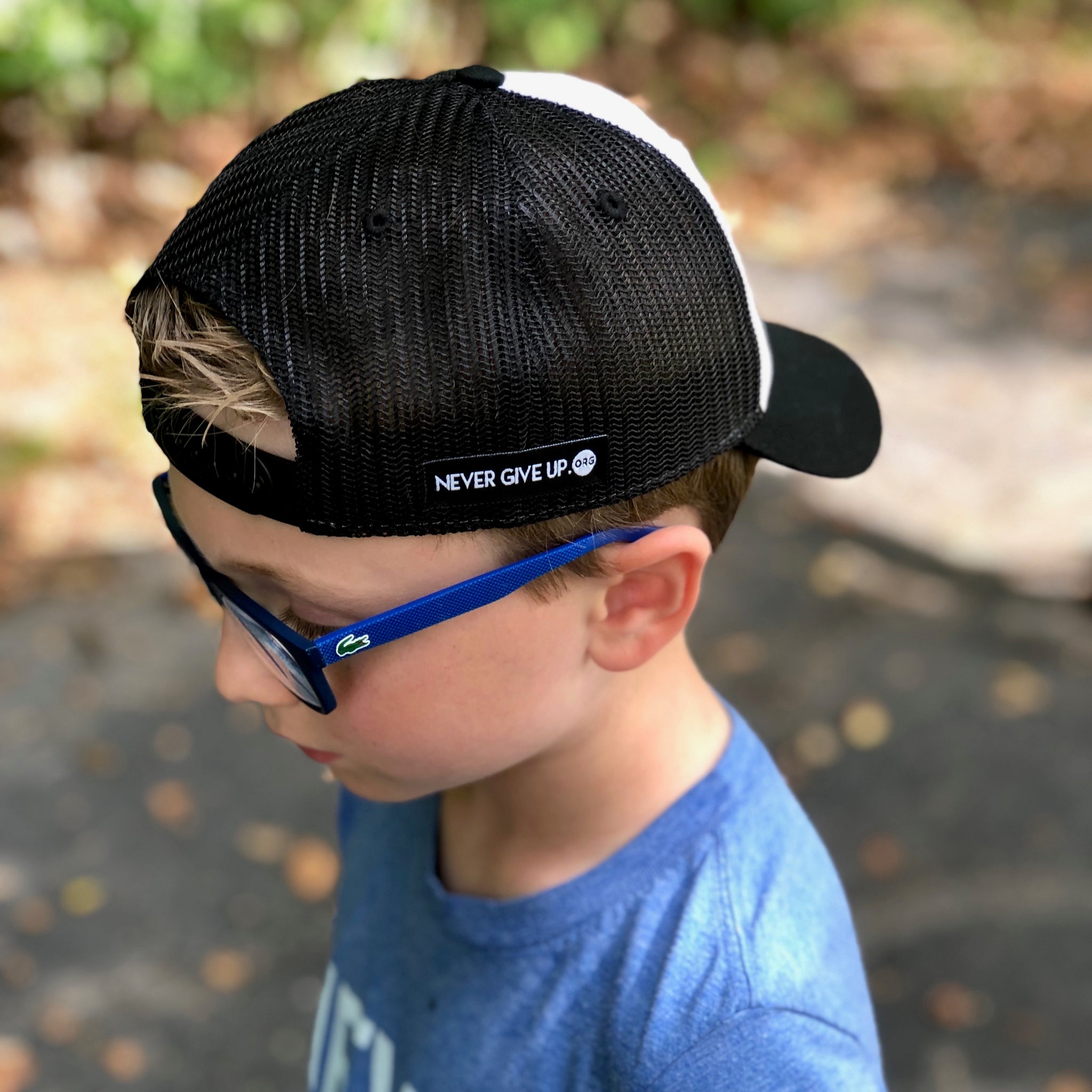 KIDS NEVER GIVE UP. HAT (White/Black)
